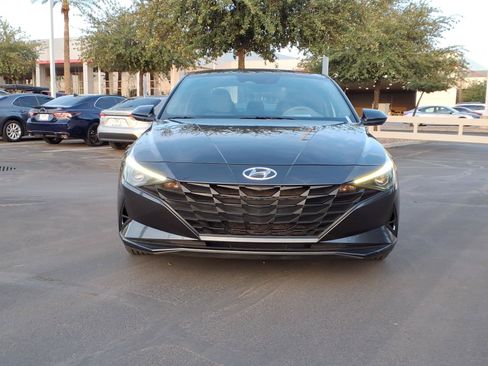 Used 2022 Hyundai Elantra SEL w/ Preferred Accessory Package FWD image 2
