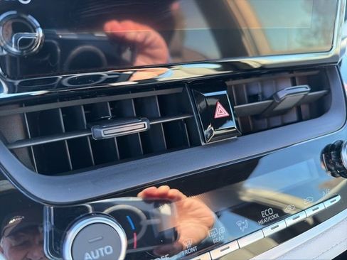 Certified 2025 Toyota Corolla SE image 19