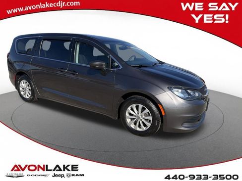 Used 2017 Chrysler Pacifica Touring w/ Tire & Wheel Group image 8