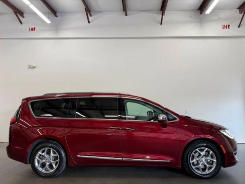 Used 2019 Chrysler Pacifica Limited FWD image 2