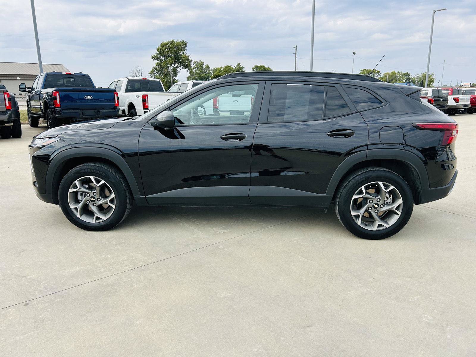 Used 2025 Chevrolet Trax LT w/ LT Convenience Package FWD image 32