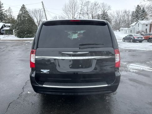 Used 2015 Chrysler Town & Country Touring image 4