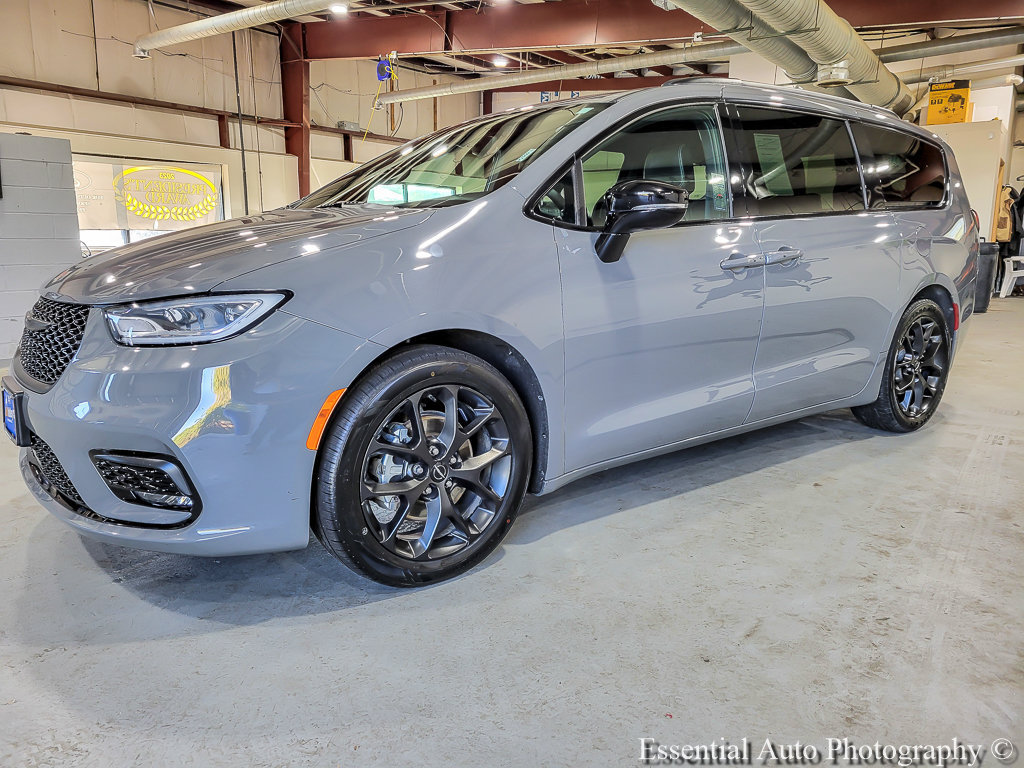 Used 2025 Chrysler Pacifica Limited FWD image 3