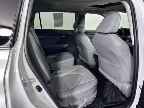 Used 2023 Toyota Highlander XLE AWD/4WD image 12