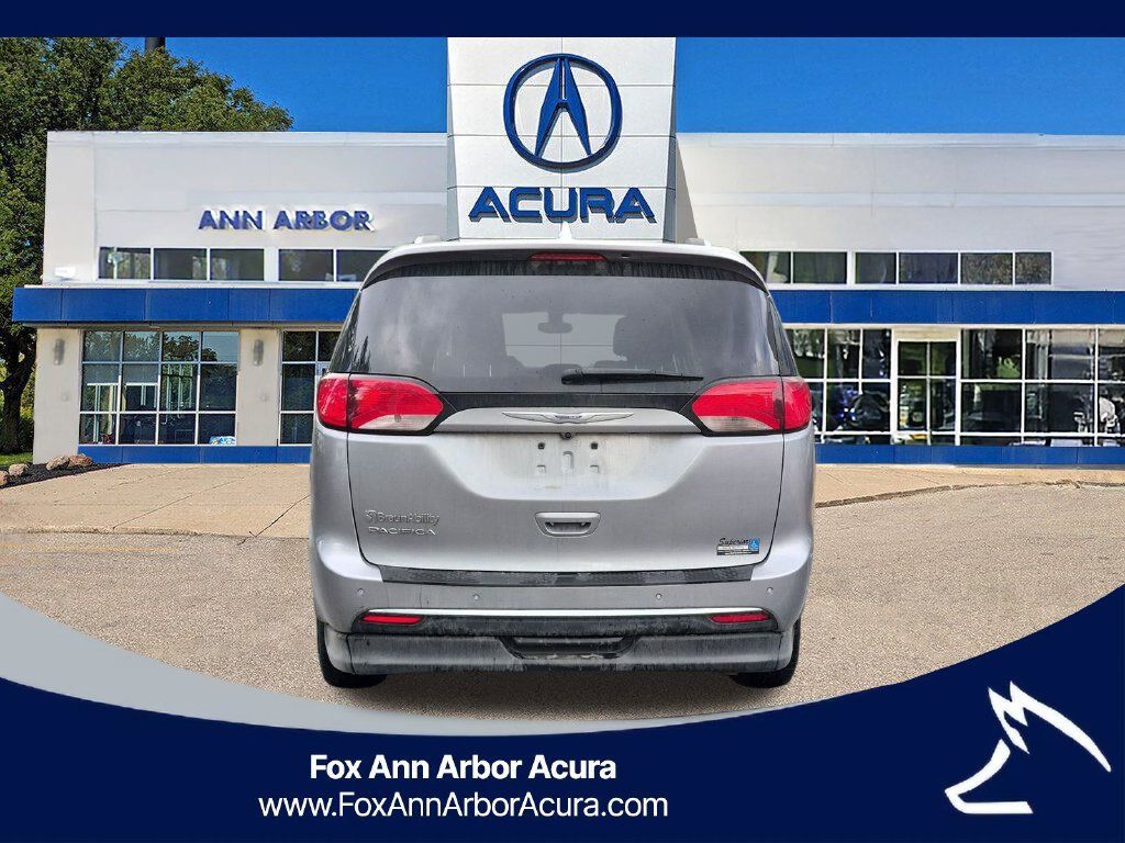 Used 2020 Chrysler Pacifica Touring-L FWD image 5