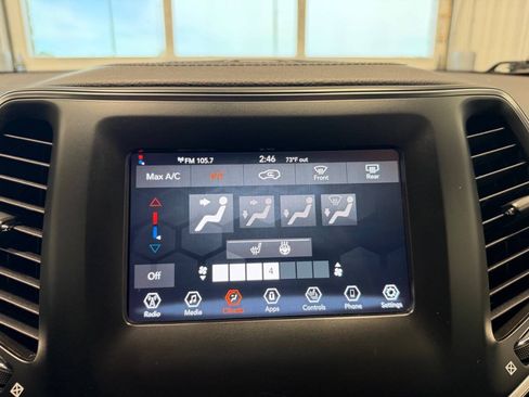 Used 2019 Jeep Cherokee Latitude Plus w/ Cold Weather Group AWD/4WD image 22
