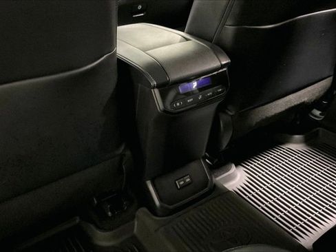 Used 2022 Toyota Highlander XLE AWD/4WD image 35