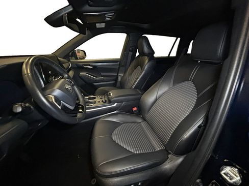 Used 2025 Toyota Highlander XSE AWD/4WD image 9