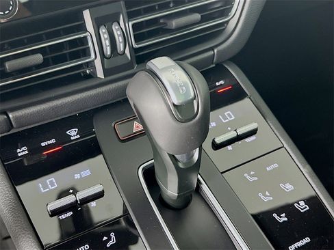 New 2026 Porsche Macan image 19