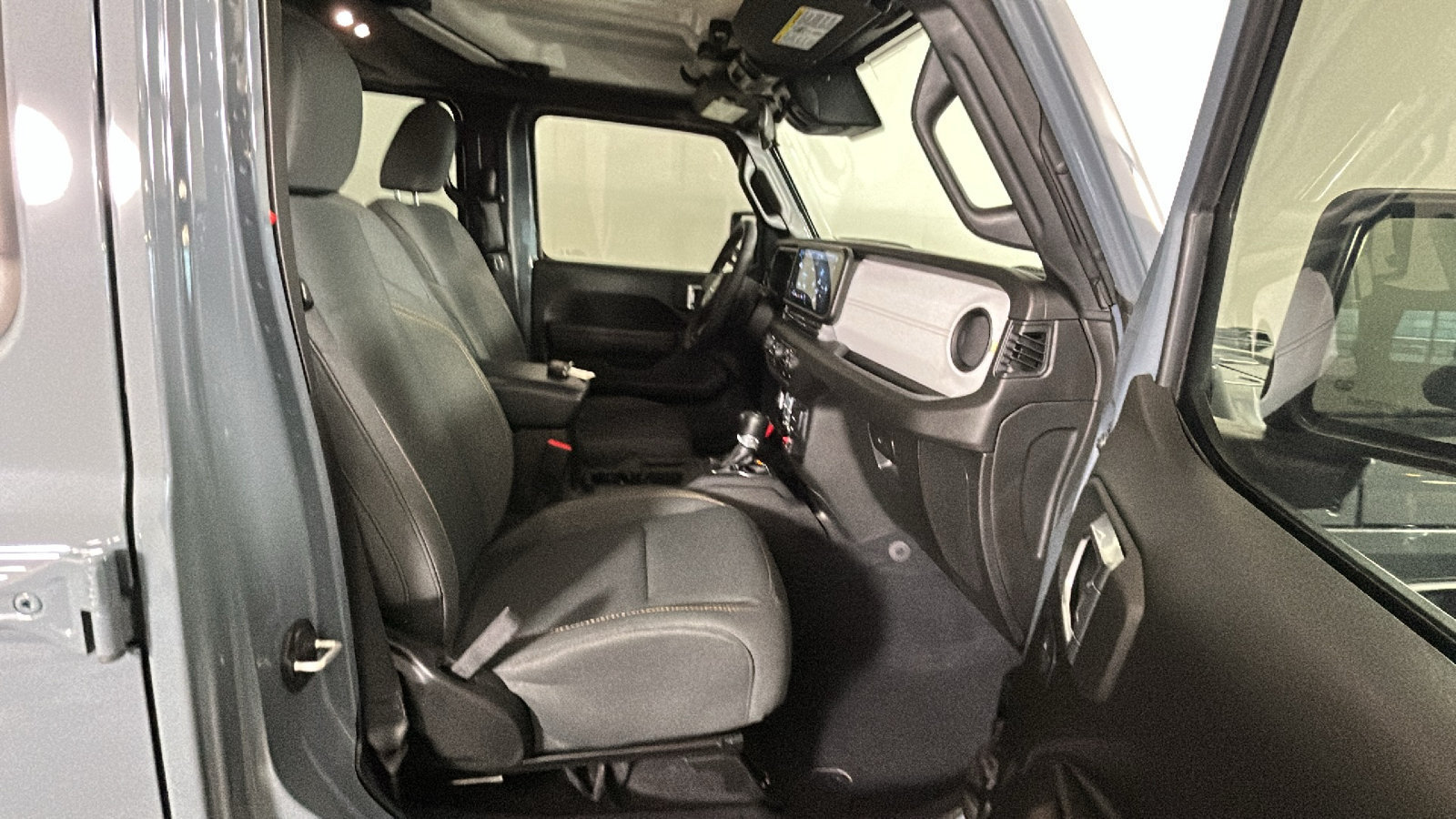 Used 2024 Jeep Wrangler Unlimited AWD/4WD image 34