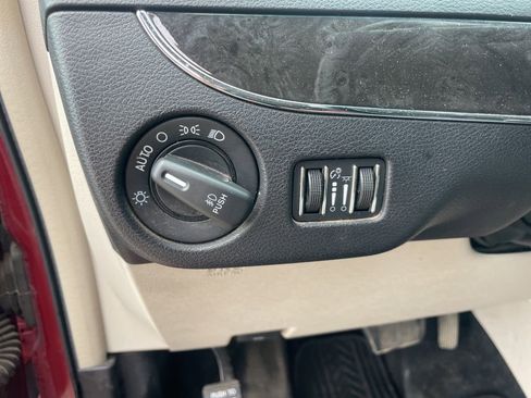 Used 2016 Chrysler Town & Country Touring w/ Driver Convenience Group image 10