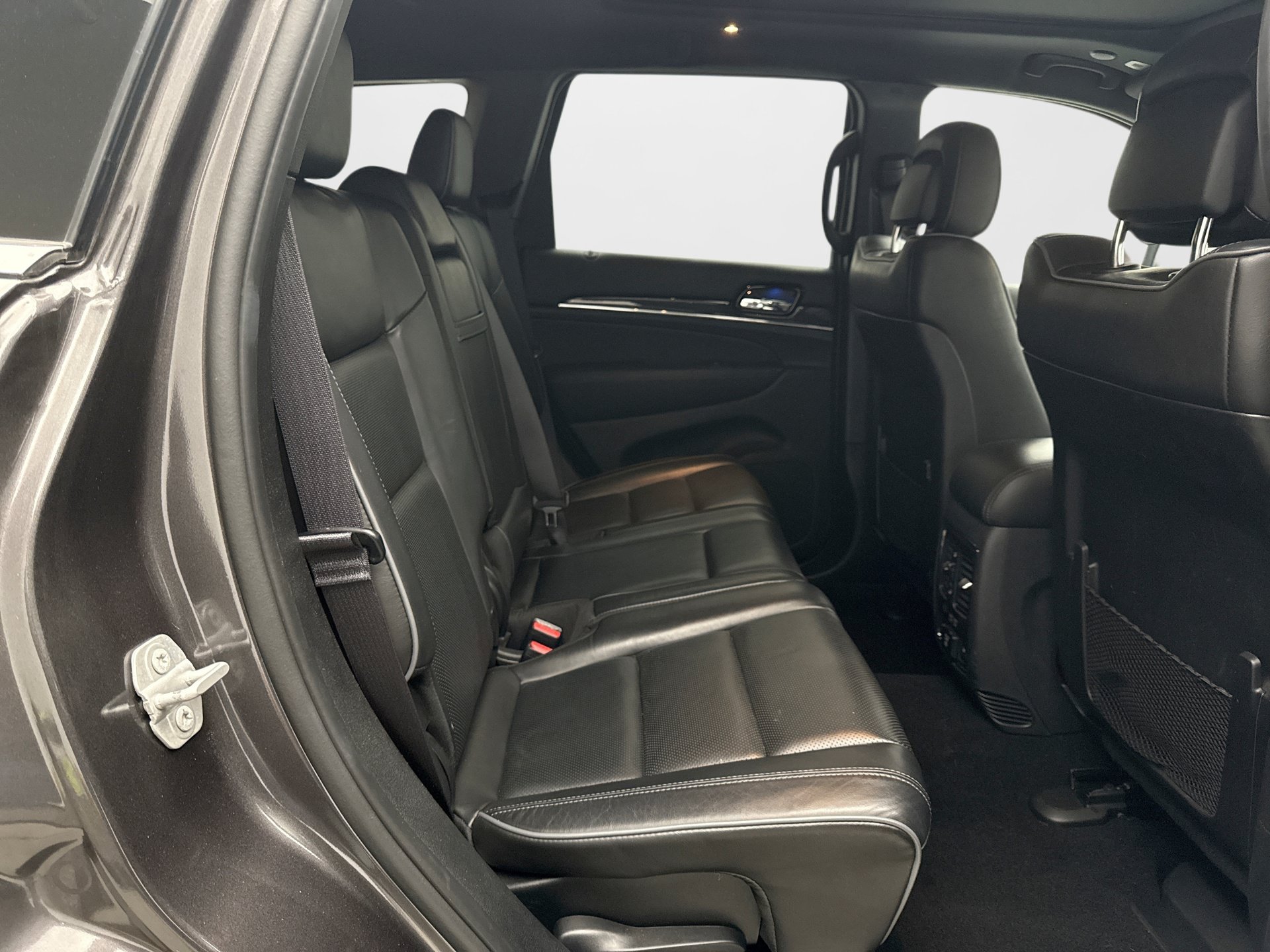 Used 2020 Jeep Grand Cherokee Overland AWD/4WD image 18