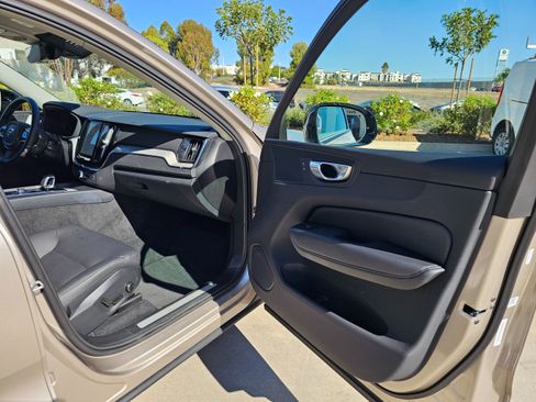 Used 2025 Volvo XC60 B5 Plus image 23