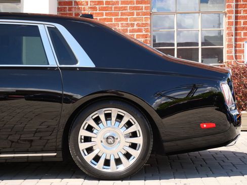 Used 2024 Rolls-Royce Phantom Extended Wheelbase w/ The Phantom Package image 23