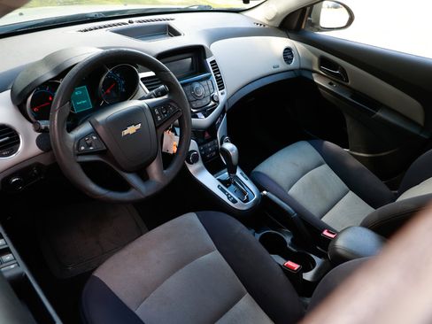 Used 2014 Chevrolet Cruze LS image 4