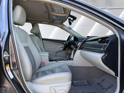 Used 2014 Toyota Camry XLE w/ Leather Package FWD image 10