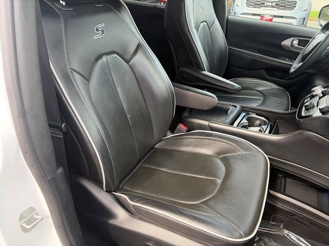 Used 2025 Chrysler Pacifica Limited FWD image 39
