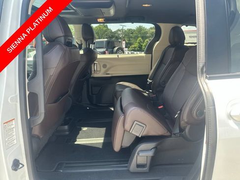 Used 2021 Toyota Sienna Platinum FWD image 11
