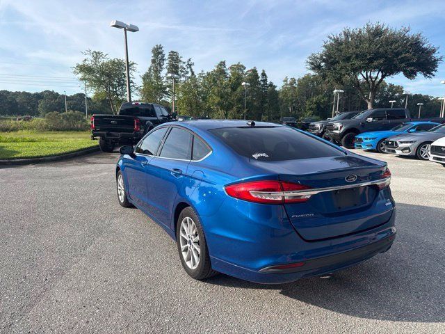 Used 2017 Ford Fusion SE w/ Fusion SE Technology Package FWD image 4