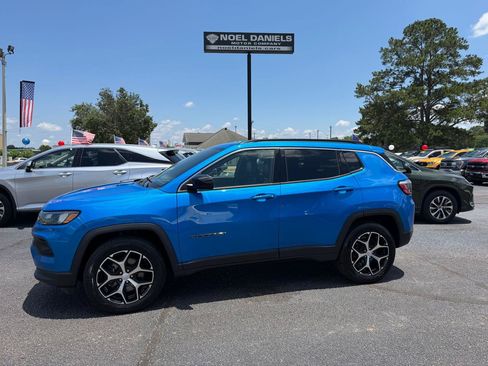 Used 2024 Jeep Compass Latitude AWD/4WD image 1