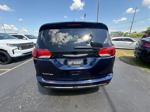 Used 2017 Chrysler Pacifica Touring-L w/ Tire & Wheel Group FWD image 4