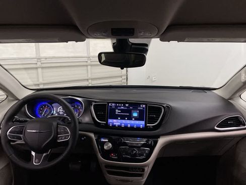Used 2024 Chrysler Pacifica Touring-L FWD image 12