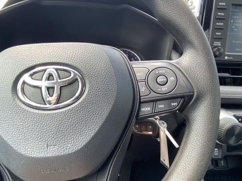 Used 2021 Toyota RAV4 LE FWD image 31