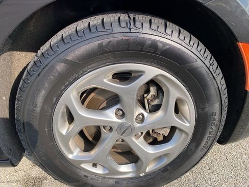 Used 2024 Chrysler Pacifica Limited image 7