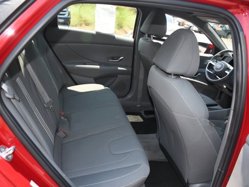 Used 2022 Hyundai Elantra SEL FWD image 17