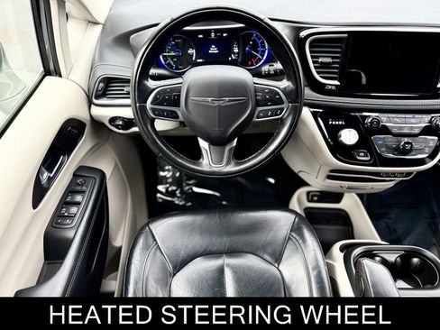 Used 2022 Chrysler Pacifica Touring-L w/ Uconnect Theater Family Group FWD image 2