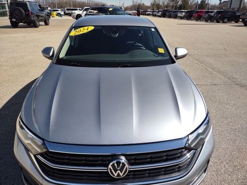 Used 2024 Volkswagen Jetta SE image 9