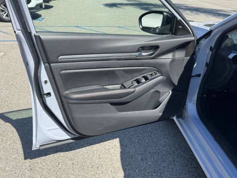 Used 2025 Nissan Altima 2.5 SR FWD image 18