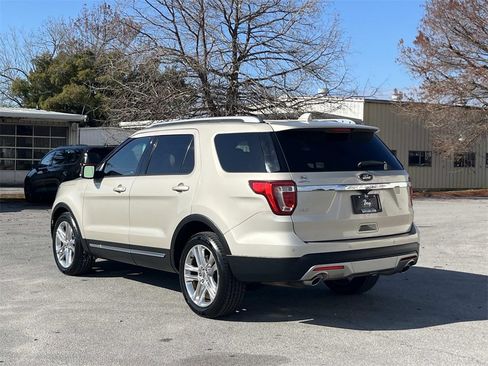Used 2017 Ford Explorer XLT w/ Equipment Group 202A image 3