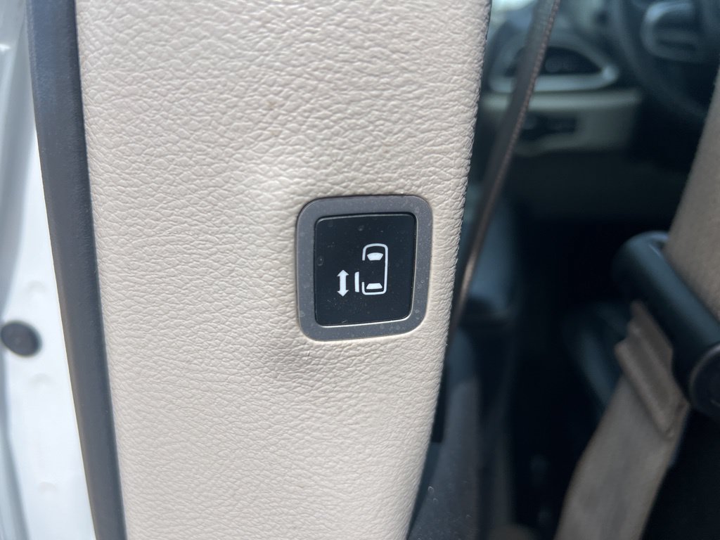 Used 2022 Chrysler Pacifica Touring-L FWD image 18