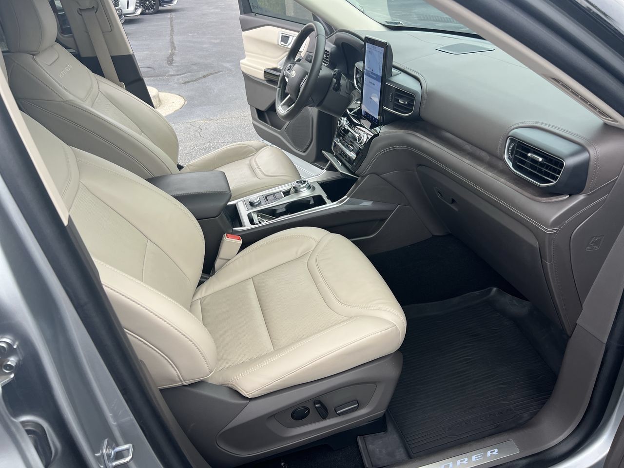 Used 2023 Ford Explorer Platinum w/ Technology Package AWD/4WD image 35