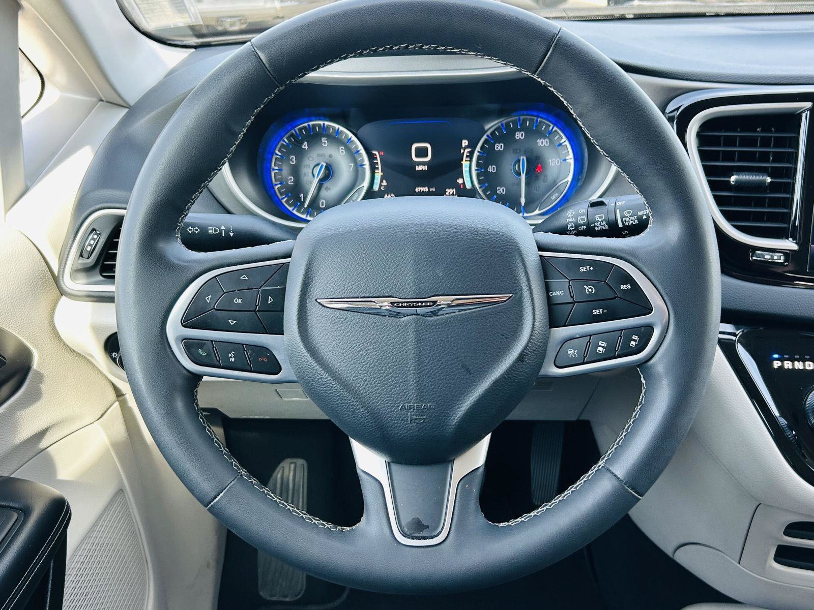 Used 2023 Chrysler Pacifica Touring-L FWD image 15