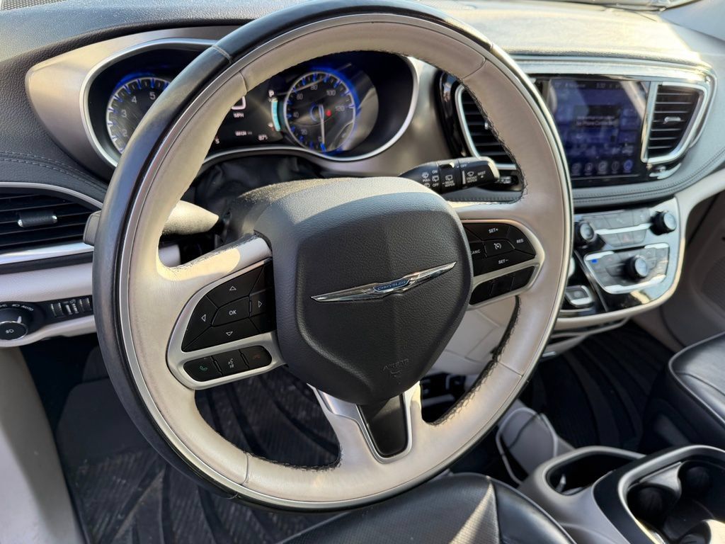 Used 2017 Chrysler Pacifica Limited FWD image 6