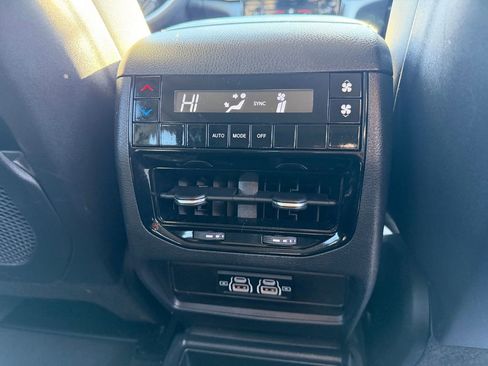 Used 2023 Jeep Grand Cherokee L Laredo image 16