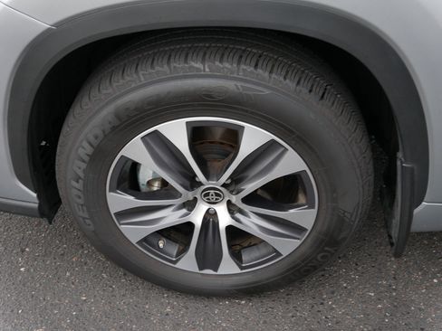 Certified 2023 Toyota Highlander XLE image 15