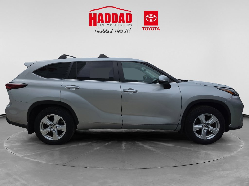 Used 2024 Toyota Highlander LE AWD/4WD image 7