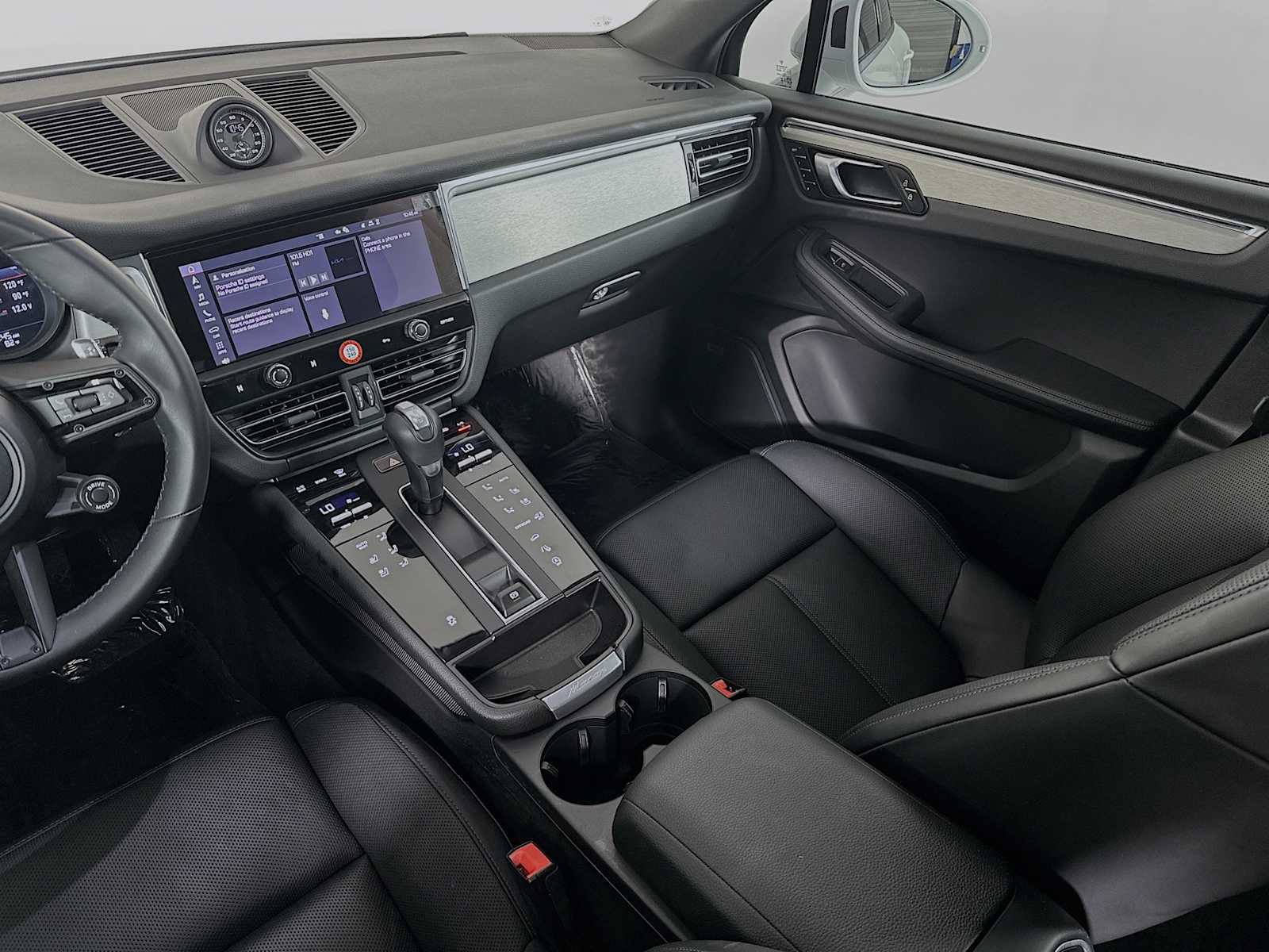 Certified 2026 Porsche Macan AWD/4WD image 25