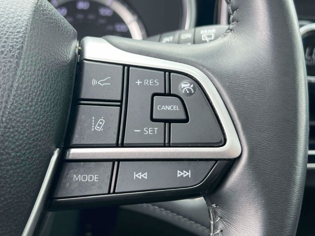 Used 2023 Toyota Highlander XLE AWD/4WD image 22