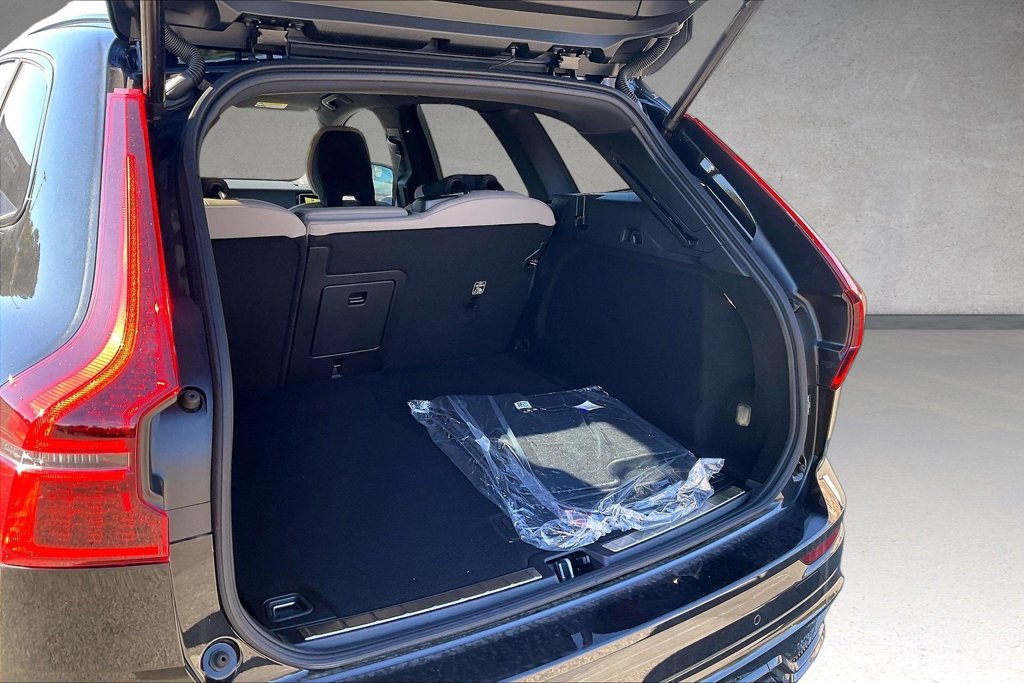 New 2026 Volvo XC60 B5 Plus w/ Climate Package AWD/4WD image 4