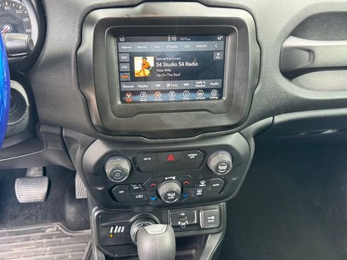 Used 2018 Jeep Renegade Latitude AWD/4WD image 11