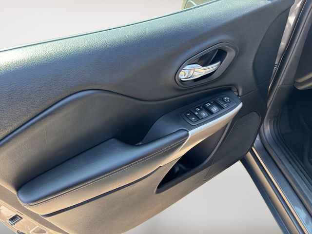 Used 2018 Jeep Cherokee Limited AWD/4WD image 10