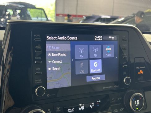 Used 2022 Toyota Highlander XLE AWD/4WD image 19