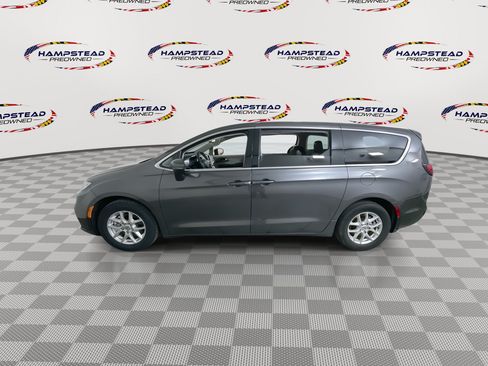 Used 2023 Chrysler Pacifica Touring-L FWD image 5