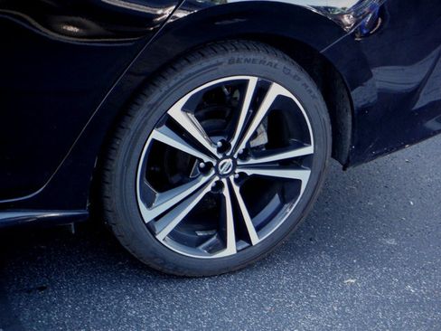 Used 2022 Nissan Sentra SR w/ SR Premium Package FWD image 4