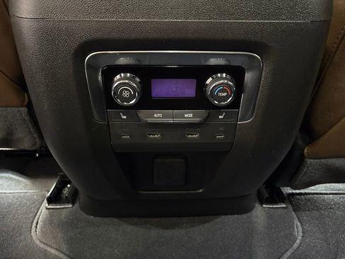 Used 2025 Chevrolet Suburban High Country AWD/4WD image 32