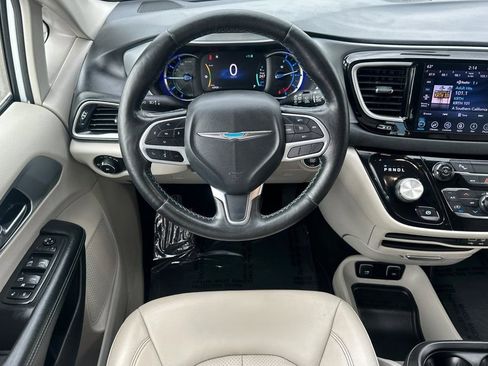 Used 2020 Chrysler Pacifica Touring-L w/ Premium Audio Group image 16